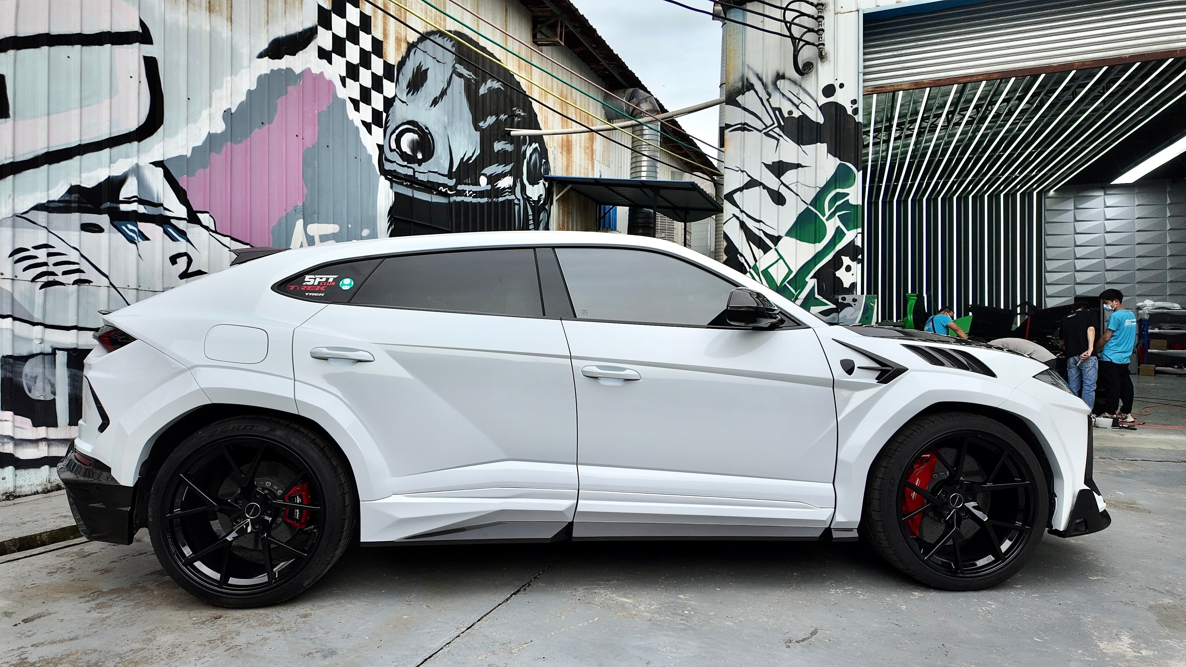Lamborghini Urus Dry carbon fiber SM-Style Side skirts + wide body