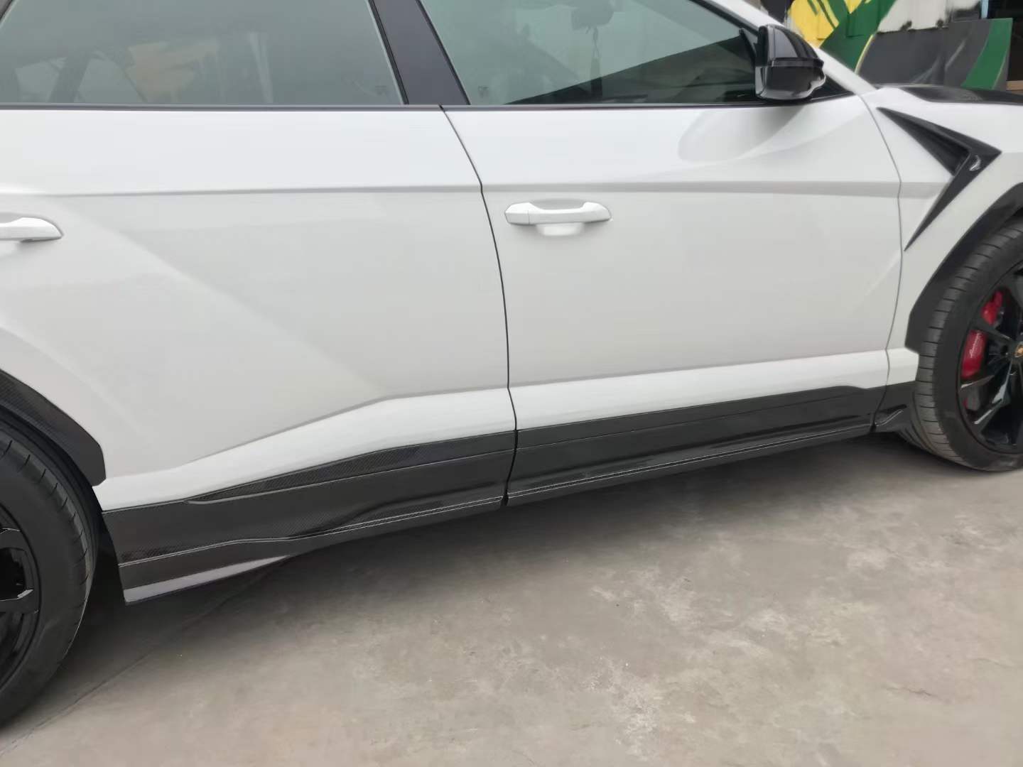 Lamborghini Urus Dry carbon fiber STOP-Style Side Skirts