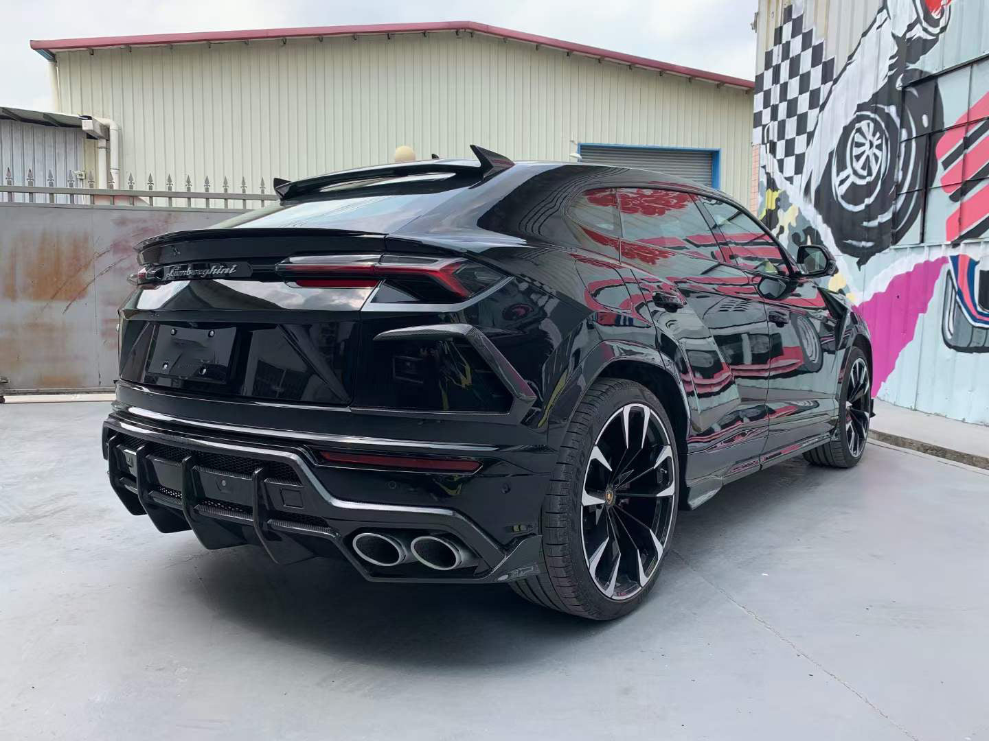Lamborghini Urus Dry carbon fiber STOP-Style Top Wing