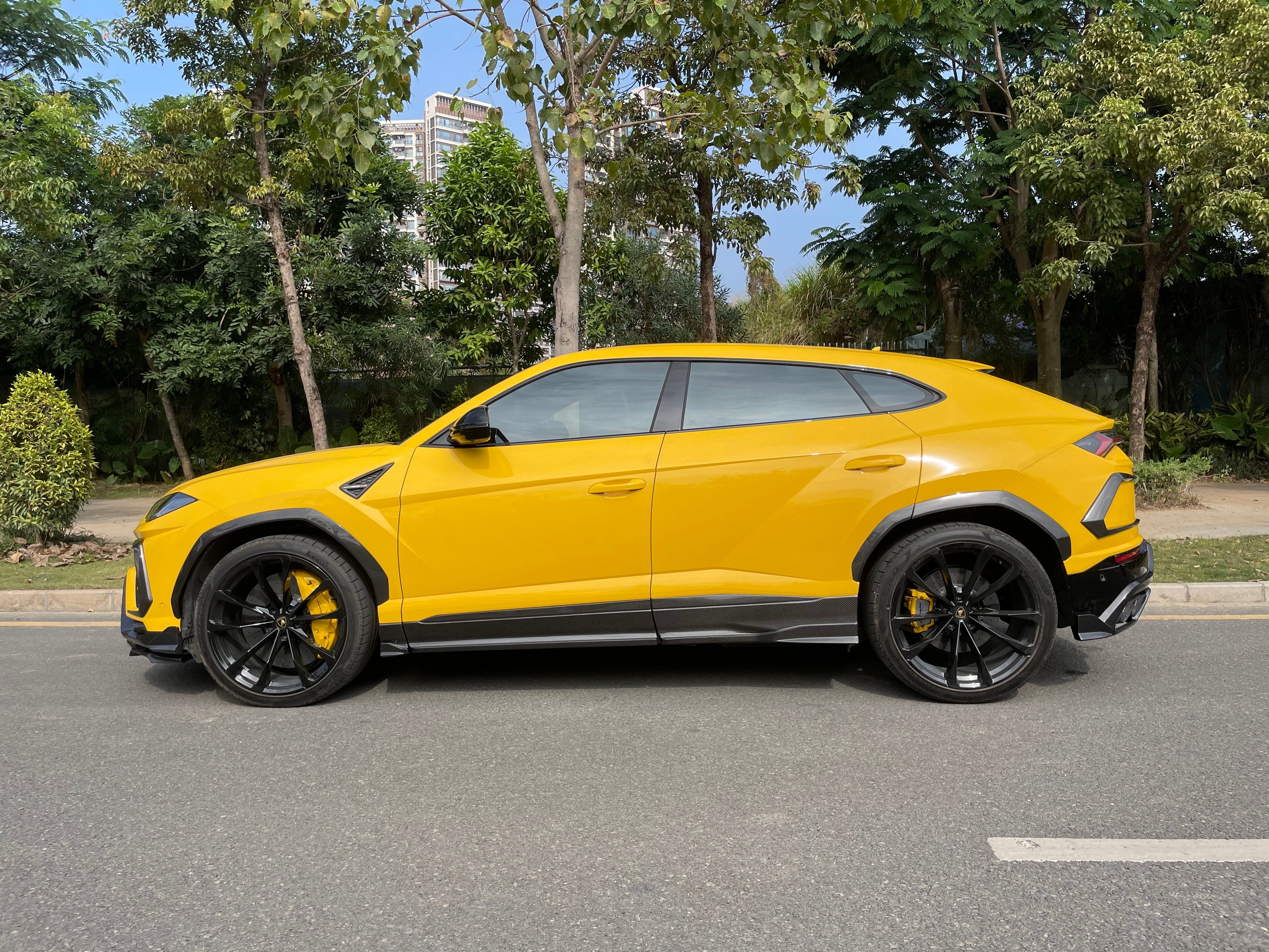 Lamborghini Urus Dry carbon fiber STOP-Style Side Skirts