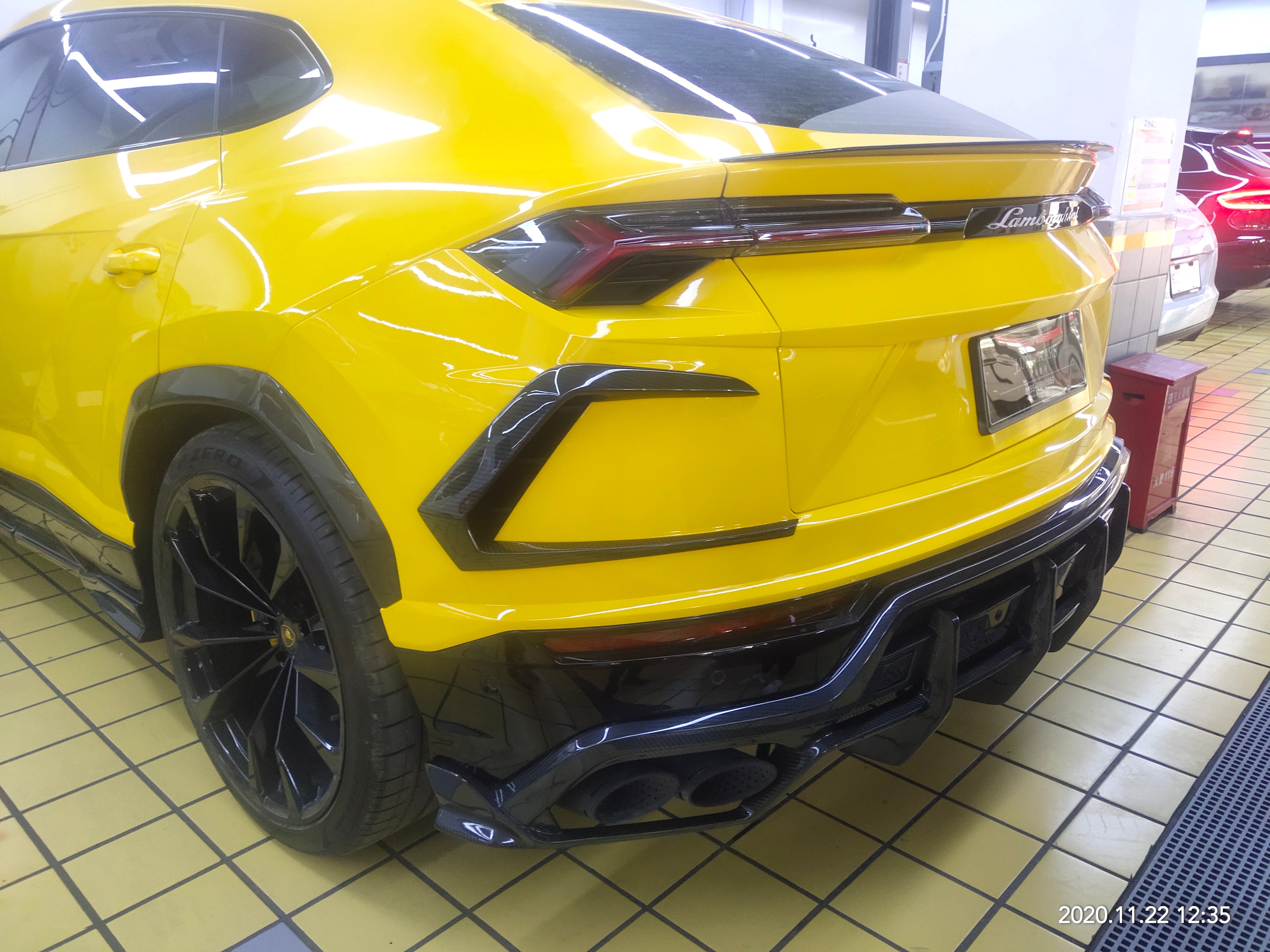 Lamborghini Urus Dry carbon fiber STOP-Style Rear Fender Trims